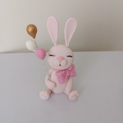 Królik z balonami figurka na tort 