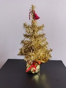 Złota mała choinka w doniczce na świąteczny stół