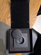 Gniazdo pojedyncze z uziemieniem Simon 100 + pokrywa i klapka