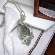 Labradoryt...Piękny wisiorek handmade z labradorytu z łańcuszkiem