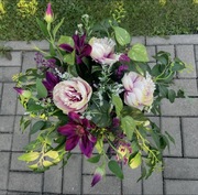 Stroik na grób ze sztucznych kwiatów – elegancka kompozycja