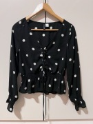 Bluzka w kropki z wiązaniem na dekolcie H&M Divided S