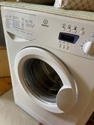 Pralka wolnostojaca waska biala Indesit