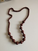 Drewniane korale różnej wielkości 