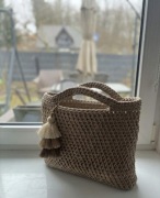 Ręcznie wykonana torebka beżowa ze złotym akcentem