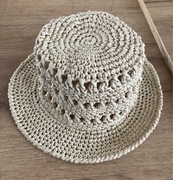 Kapelusz z rafii na szydełku