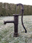 Żeliwna pompa ręczna do wody retro ozdobna