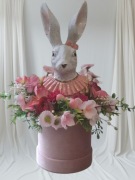 Stroik wielkanocny z dużym zającem w welurowym boxie 
