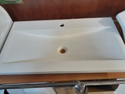 Umywalka wpuszczana w blat z konglomeratu 