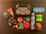 Nostalgiczny box gadżetów i zabawek inspirowany latami 90.