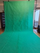 Bardzo duży green screen na stelażu i podłodze