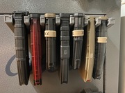 Organizer uchwyt na 7 magazynków AR15 pionowy do szafy S1