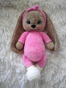 Króliczek w piżamce róż na szydełku rękodzieło handemade 