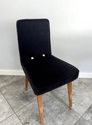 Krzesło PRL patyczak – czarna tapicerka, białe guziki, styl retro