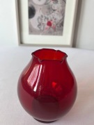 Vintage’owy rubinowy wazon w kształcie kwiatu (Niemcy, lata 1960–70).