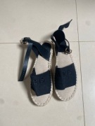 Stylowe i wygodne sandały typu espadryle marki H&M.