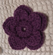 Kwiatek ciemny wrzos, włóczka 