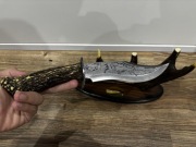 Kolekcjonerski nóż myśliwski z grawerem + stojak z porożem