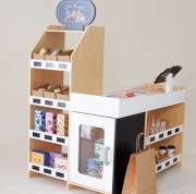 Duży drewniany sklep z kasą