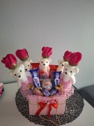 Box z misiami i słodyczami.  