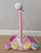 Dziecięcy mikrofon a stojaku karaoke dla dziewczyki.