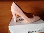 Różowe czółenka na słupku