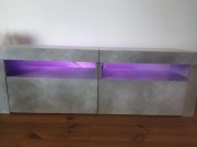 Szafka pod TV kolor: imitacja betonu z podświetleniem