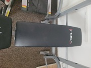 Ławka treningowa HMS z gryfem i stojakiem pod sztangę – stan idealny