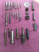 231. Zestaw frezów, przyrządów, wierteł przeostrzonych na frezy