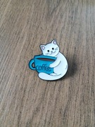 Przypinka, broszka z kotem i filiżanką kawy