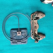 Masywny system mocowania mechanizmu zegara ze śrubami