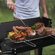 Grill węglowy na kółkach z półkami bocznymi