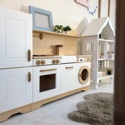 Drewniana mini kuchnia dla dzieci z lodówką, piekarnikiem i zmywarką 