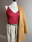 Dzianinowa bluzka damska malinowy sweterek na ramiączkach v neck coquette