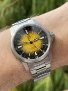 Zegarek Zelos Aurora Field Ti w edycji limitowanej 'Hammered Yellow'