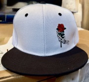 Czapka z daszkiem SNAPBACK “ROSE GRIP” – CZAPKA Z HAFTEM
