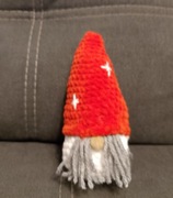 Świąteczny skrzat maskotka na szydełku