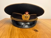 Czapka oficerska radzieckiej marynarki wojennej. Lakierowany daszek.