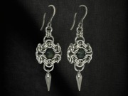 Kolczyki chainmaille z ciemnym jadeitem i kolcem – stal chirurgiczna