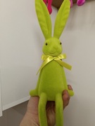 Zając flokowany siedzący. Dekoracja na Wielkanoc 