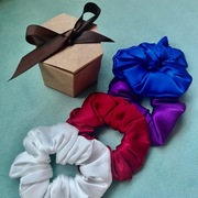 Biała gumka do włosów z JEDWABIU