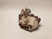 Pies dalmatyńczyk w koszyku dekoracja