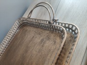 2 x taca metalowa z uchwytem, duża 52 cm, mała 47 cm dł., patyna, patera