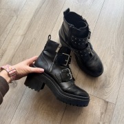 Czarne botki rock platforma klamry grunge 38 stradivarius