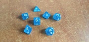 Zestaw niebieskich kości do gry z efektem brokatu. RPG, DnD, Warhammer