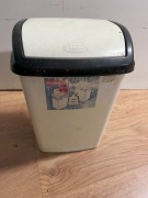 Biały kosz na śmieci Rubbermaid 15 L z uchylną klapą