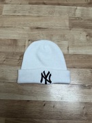 Czapka biała unisex.