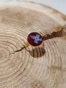 Pierścionek z suszonym kwiatkiem niezapominajka