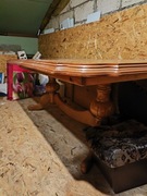 Piękny stół drewniany z toczonymi nogami.