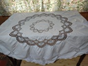 Ręcznie haftowany obrus z koronką szydełkową śr.160